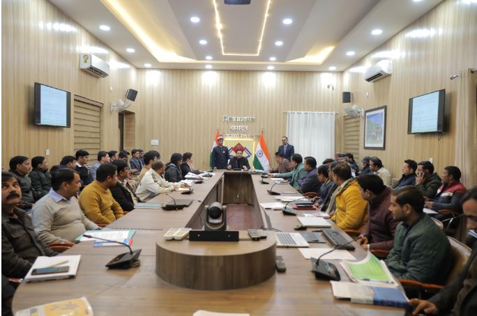 बिना अनुमति के टावर लगे पाए जाने पर सीलिंग की कार्यवाही सहित होगी एफआईआर:डीएम 