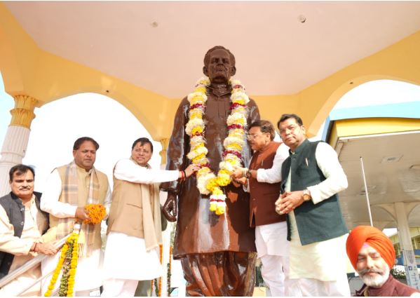 मुख्यमंत्री पुष्कर सिंह धामी ने पंडित राम सुमेर शुक्ल की 47वीं पुण्यतिथि पर श्रद्धांजलि अर्पित की