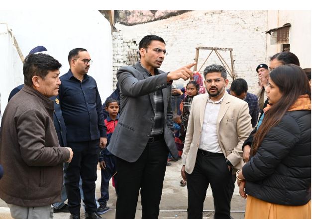 मुख्यमंत्री के मार्गदर्शन में देहरादून जिला प्रशासन द्वारा भिक्षावृत्ति से रेस्क्यू किए गए 27 बच्चों को इंटेंसिव केयर सेंटर से विभिन्न स्कूलों में दाखिला दिलाया गया