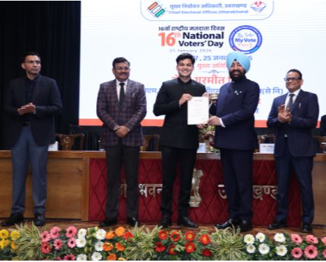 राज्यपाल लेफ्टिनेंट जनरल गुरमीत सिंह (से नि) ने किया उत्कृष्ट कार्य करने वाले जिलाधिकारियों और ईआरओ को सम्मानित