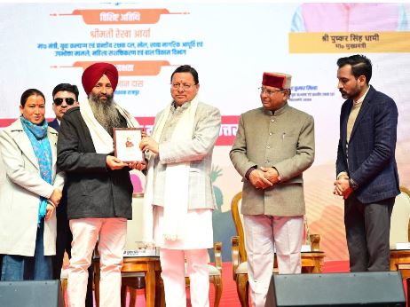 मुख्यमंत्री पुष्कर सिंह धामी ने राष्ट्रीय युवा दिवस के अवसर पर महिला मंगल दलों और युवक मंगल दलों को पुरस्कृत किया