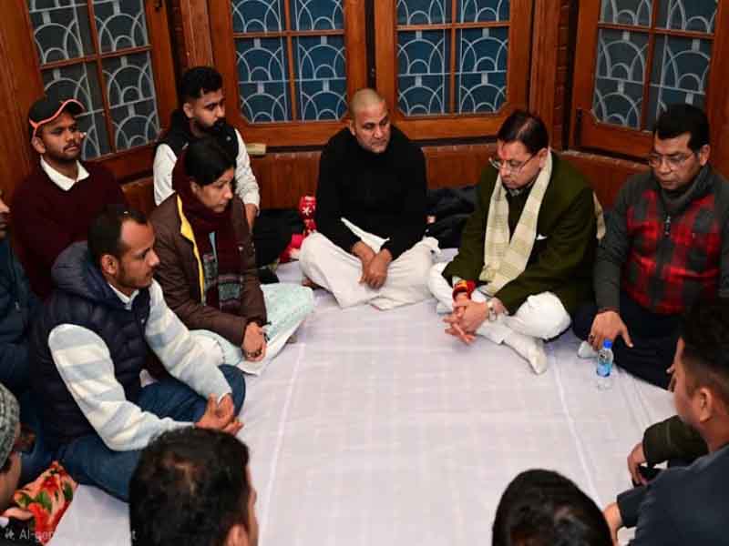 शोकाकुल परिजनों से भेंट कर अपनी संवेदनाएं व्यक्त की CM धामी ने