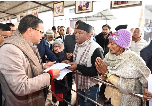 मुख्यमंत्री पुष्कर सिंह धामी ने कैंप कार्यालय लोहियाहेड व हेलीपेड में जनप्रतिनिधियों व जनता से मुलाकात कर जनसमस्याएं सुनी