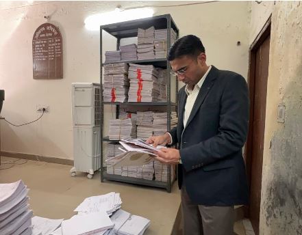 शिकायतों से प्रेरित डीएम सविन बसंल का औचक निरीक्षण; सामने आयी गहन स्टाम्प चोरी
