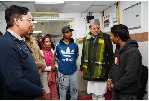 मुख्यमंत्री पुष्कर सिंह धामी ने रात्रि राजकीय दून मेडिकल कॉलेज चिकित्सालय, देहरादून पहुंचकर अस्पताल की व्यवस्थाओं का निरीक्षण किया