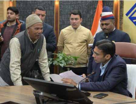 जिलाधिकारी सविन बंसल का जनता दरबार न्याय से लेकर एक्शन तक