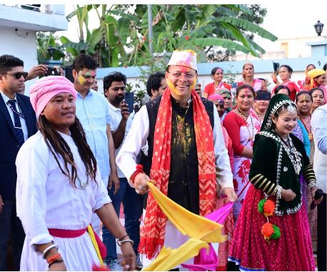 मुख्यमंत्री पुष्कर सिंह धामी के निजी आवास, नगला (खटीमा ) में होली पर्व पारंपरिक हर्षोल्लास एवं सांस्कृतिक गरिमा के साथ मनाया गया।