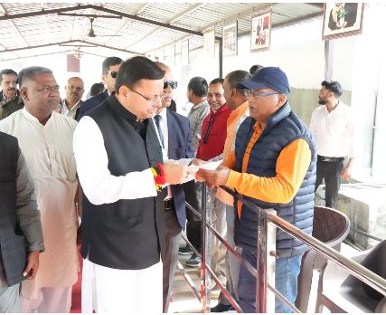 मुख्यमंत्री पुष्कर सिंह धामी ने अपने खटीमा भ्रमण के दूसरे दिन क्षेत्रवासियों की समस्याओं को गंभीरता से सुना और संबंधित अधिकारियों को त्वरित एवं प्रभावी समाधान सुनिश्चित करने के निर्देश दिए