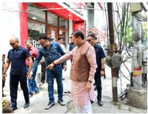 सीएम हेल्पलाइन पर दर्ज शिकायत की पड़ताल करने खुद मौके पर पहुंचे सीएम धामी