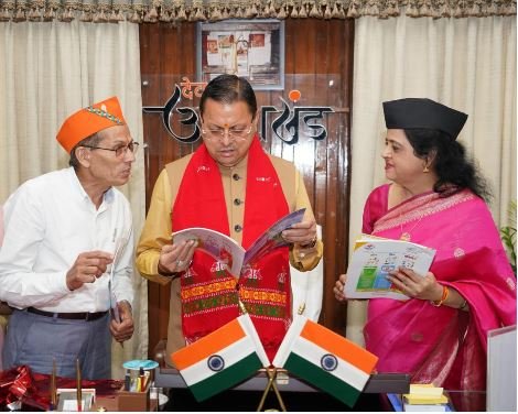 मुख्यमंत्री पुष्कर सिंह धामी ने द्विवार्षिक पत्रिका “एक संकल्प : सभी के बेहतर स्वास्थ्य के लिए” का विमोचन किया।