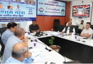 मुख्य सचिव  आनन्द बर्द्धन ने शनिवार को आपदा नियंत्रण कक्ष, आईटी पार्क जाकर चारधाम यात्रा की समीक्षा की।