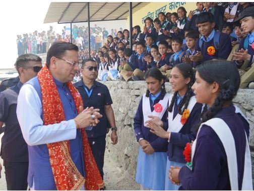 मुख्यमंत्री  पुष्कर सिंह धामी ने देवीधुरा में छात्र-छात्राओं से किया संवाद, उज्ज्वल भविष्य की दी शुभकामना