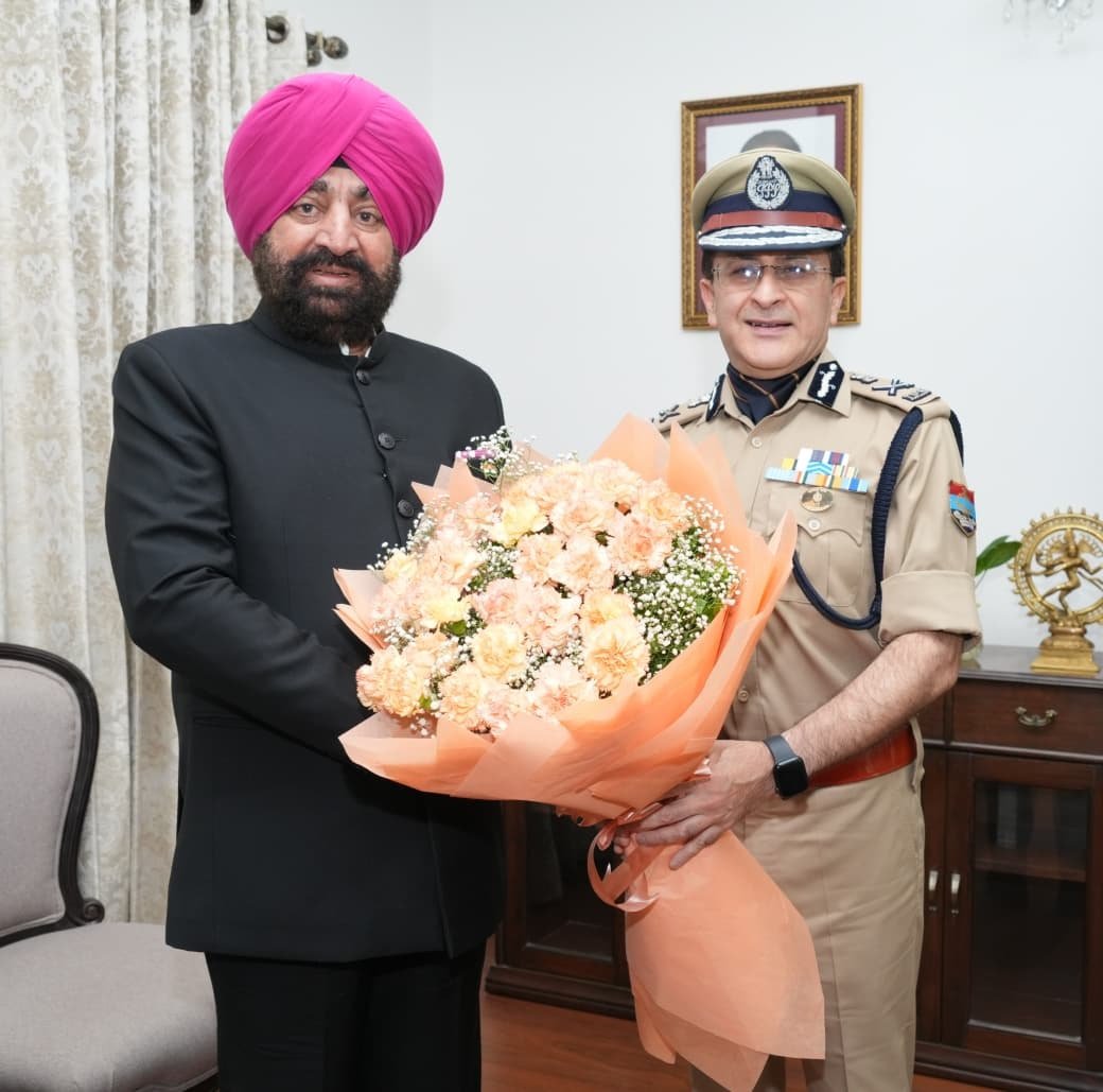 राज्यपाल लेफ्टिनेंट जनरल गुरमीत सिंह (से नि) से आज लोक भवन में पुलिस महानिदेशक श्री दीपम सेठ ने शिष्टाचार भेंट की।
