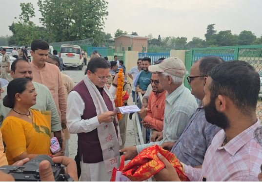 माननीय मुख्यमंत्री ने कैंप कार्यालय परिसर लोहियाहेड में पौधारोपण कर पर्यावरण संरक्षण का संदेश दिया।
