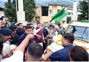 भीमताल भ्रमण के दौरान मुख्यमंत्री श्री पुष्कर सिंह धामी ने नए कूड़ा वाहनों को हरी झंडी दिखाकर किया रवाना