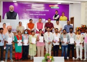 मुख्यमंत्री पुष्कर सिंह धामी कार्यक्रम में हुए शामिल, लाभार्थी नियोक्ताओं एवं कर्मचारियों को किया सम्मानित