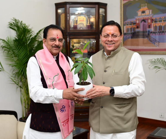 मुख्यमंत्री पुष्कर सिंह धामी से लोकसभा सांसद एवं पूर्व केन्द्रीय राज्य मंत्री अजय भट्ट ने शिष्टाचार भेंट की।  मुख्यमंत्री श्री पुष्कर सिंह धामी से मुख्यमंत्री आवास में बुधवार को  लोकसभा सांसद एवं पूर्व केन्द्रीय राज्य मंत्री श्री अजय भट्ट ने शिष्टाचार भेंट की। इस अवसर पर मुख्यमंत्री श्री धामी एवं श्री अजय भट्ट के मध्य विभिन्न समसामयिक विषयों पर चर्चा भी हुई।