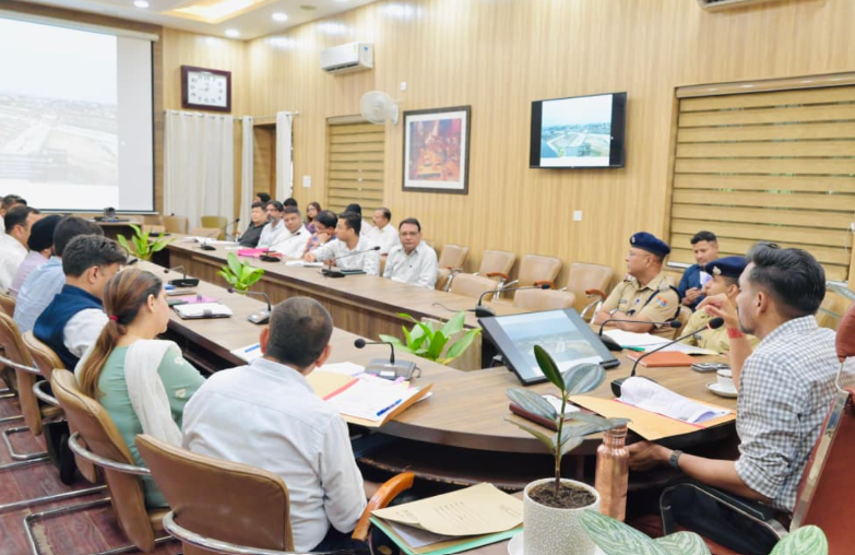 *यातायात सुधार एवं पार्किंग व्यवस्था को लेकर डीएम सख्त, माइक्रो लेवल प्लान तैयार कर कार्यों में तेजी लाने के निर्देश*  *शहर में सुगम, सुरक्षित एवं व्यवस्थित यातायात व्यवस्था के लिए मोबिलिटी प्लान के तहत व्यापक कार्ययोजना तैयार करने के डीएम ने दिए निर्देश*  मोबिलिटी प्लान के अंतर्गत देहरादून शहर की यातायात व्यवस्था को सुगम, सुरक्षित एवं व्यवस्थित बनाने तथा पार्किंग की समस्या के स्थायी समाधान के उद्देश्य से जिलाधिकारी डॉ0 आशीष चौहान की अध्यक्षता में संबंधित विभागों के अधिकारियों के साथ महत्वपूर्ण समीक्षा बैठक आयोजित की गई। बैठक में शहर की यातायात व्यवस्था में सुधार, पार्किंग स्थलों के बेहतर उपयोग, लंबित निर्माण कार्यों की प्रगति एवं आगामी कार्ययोजना पर विस्तृत चर्चा की गई। जिलाधिकारी डॉ0 आशीष चौहान ने अधिकारियों को निर्देश दिए कि देहरादून शहर में बढ़ते यातायात दबाव को कम करने के लिए आवश्यकतानुसार सड़कों, चौराहों एवं जंक्शनों के सुधारीकरण हेतु माइक्रो लेवल प्लान तैयार किया जाए। उन्होंने कहा कि यातायात व्यवस्था को प्रभावी बनाने के लिए सभी संबंधित विभाग आपसी समन्वय के साथ कार्य करें तथा योजनाओं को समयबद्ध रूप से धरातल पर उतारें। बैठक में आढ़त बाजार क्षेत्र में यातायात सुधार एवं व्यवस्थाओं, जंक्शन इम्प्रूवमेंट कार्यों की प्रगति, पार्किंग उपयोगिता की मॉनिटरिंग व्यवस्था, इंदिरा मार्केट पुनर्विकास कार्य, मंडी शिफ्टिंग, परेड ग्राउंड पार्किंग, रामराय पार्किंग सहित विभिन्न महत्वपूर्ण परियोजनाओं की विस्तृत समीक्षा की गई। जिलाधिकारी ने आढ़त बाजार क्षेत्र में यातायात व्यवस्था को बेहतर बनाने के लिए आवश्यक सुधारात्मक कार्यों को प्राथमिकता के आधार पर पूर्ण करने के निर्देश दिए। उन्होंने लोक निर्माण विभाग के अधिकारियों को निर्देशित किया कि शहर के प्रमुख चौराहों के सुधारीकरण एवं सौंदर्यीकरण के लिए प्रभावी कार्ययोजना तैयार करते हुए कार्यों को शीघ्र पूर्ण कराया जाए, जिससे यातायात का सुचारू संचालन सुनिश्चित हो सके। *इंदिरा मार्केट मल्टीलेवल पार्किंग की धीमी प्रगति पर डीएम ने जताई नाराजगी* बैठक में इंदिरा मार्केट में निर्माणाधीन मल्टीलेवल कार पार्किंग की प्रगति की समीक्षा करते हुए बताया गया कि यहां लगभग 1050 वाहनों की क्षमता वाली पार्किंग विकसित की जा रही है। जिलाधिकारी ने कार्य की धीमी गति पर असंतोष व्यक्त करते हुए एमडीडीए के अधिकारियों को निर्देश दिए कि संबंधित कार्यदायी संस्था/फर्म के साथ बैठक कर प्रगति की विस्तृत आख्या प्रस्तुत की जाए तथा निर्माण कार्य में तेजी लाई जाए। जिलाधिकारी ने कहा कि पार्किंग स्थलों का बेहतर उपयोग सुनिश्चित करने के लिए नियमित मॉनिटरिंग व्यवस्था विकसित की जाए, ताकि शहर में अनावश्यक जाम की स्थिति को कम किया जा सके और आमजन को सुगम आवागमन की सुविधा मिल सके। *नेशनल क्लीन एयर प्रोग्राम के तहत यातायात सुधार पर विशेष फोकस* नेशनल क्लीन एयर प्रोग्राम के अंतर्गत शहर की यातायात व्यवस्था में सुधार के लिए जिलाधिकारी ने पुलिस अधीक्षक यातायात एवं नगर निगम को प्रभावी कार्ययोजना तैयार करने के निर्देश दिए। उन्होंने कहा कि यातायात प्रबंधन के साथ-साथ प्रदूषण नियंत्रण, बेहतर पार्किंग व्यवस्था एवं सार्वजनिक सुविधाओं को ध्यान में रखते हुए योजनाएं तैयार की जाएं। जिलाधिकारी ने मंडी शिफ्टिंग, आढ़त बाजार सड़क सुधार, परेड ग्राउंड एवं रामराय पार्किंग सहित अन्य विकास कार्यों की नियमित समीक्षा करते हुए संबंधित विभागों को लंबित कार्यों में तेजी लाने के निर्देश दिए। उन्होंने देहरादून शहर की यातायात व्यवस्था को आधुनिक, व्यवस्थित एवं जनसुविधा केंद्रित बनाने के लिए सभी विभागों को गंभीरता से कार्य करने के निर्देश दिए। बैठक में पुलिस अधीक्षक जितेन्द्र कुमार, अपर जिलाधिकारी वित्त एवं राजस्व के.के मिश्रा, उप जिलाधिकारी सदर अपूर्वा सिंह, संभागीय परिवहन अधिकारी संदीप सैनी, जिला विकास अधिकारी सुनील कुमार, एमडीडीए, नगर निगम सहित संबंधित विभागों के अधिकारी उपस्थित रहे।
