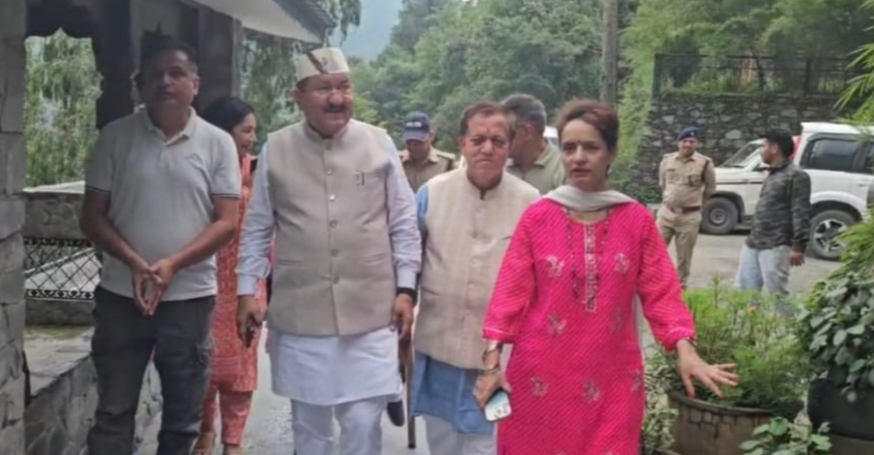जौनसार बावर में जल-जंगल, जमीन संरक्षण समित ने माफी लकड़ी के विषय को लेकर की बैठक