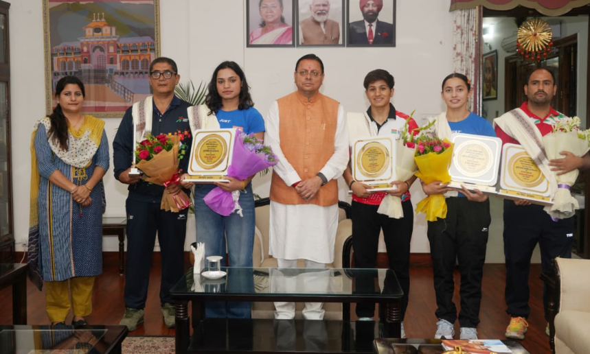 मुख्यमंत्री धामी से मिलीं अंतरराष्ट्रीय स्तर पर पदक जीतने वाली उत्तराखंड की महिला मुक्केबाज, मुख्यमंत्री ने किया सम्मानित