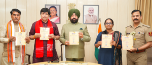 राज्यपाल लेफ्टिनेंट जनरल गुरमीत सिंह (से नि) से बुधवार को लोक भवन में उत्तराखण्ड संस्कृत विश्वविद्यालय के कुलपति प्रो. रमाकान्त पाण्डेय ने शिष्टाचार भेंट की।