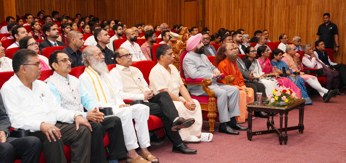 राज्यपाल ने लोक भवन परिसर में लगी पुस्तक प्रदर्शनी का किया अवलोकन