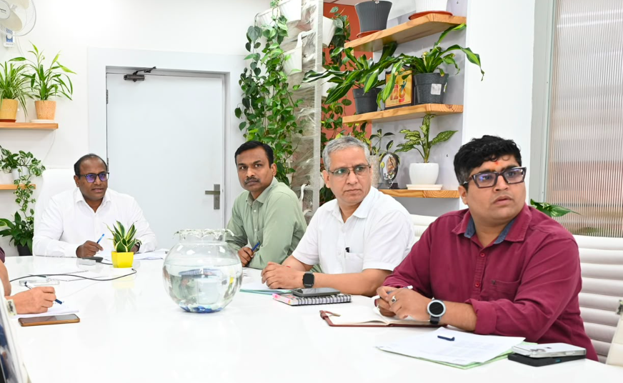 मुख्य निर्वाचन अधिकारी ने मंडलायुक्तों और जिलाधिकारियों के साथ बैठक कर SIR पर की समीक्षा