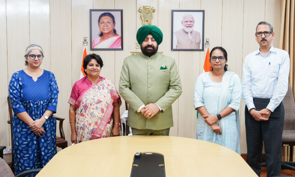 राज्यपाल लेफ्टिनेंट जनरल गुरमीत सिंह से  लोक भवन में उत्तराखण्ड तकनीकी विश्वविद्यालय की कुलपति प्रो. (डॉ.) तृप्ता ठाकुर ने शिष्टाचार भेंट की।