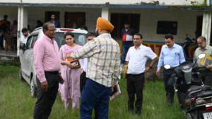 मुख्य निर्वाचन अधिकारी ने किया मतदान केंद्रों का निरीक्षण, मतदाताओं से लिया फीडबैक