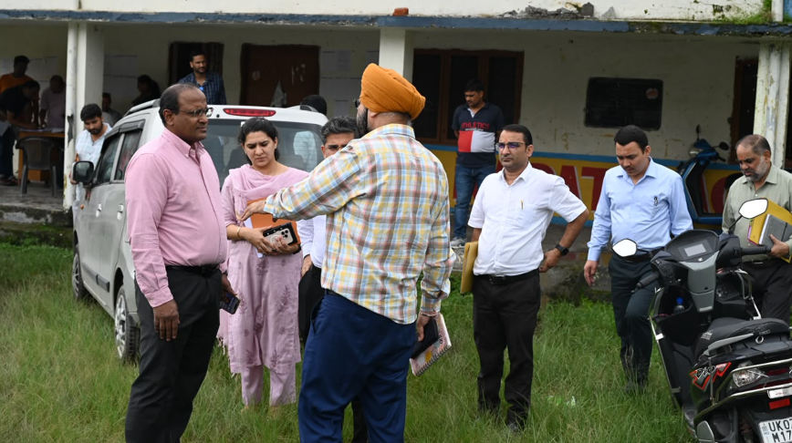 मुख्य निर्वाचन अधिकारी ने किया मतदान केंद्रों का निरीक्षण, मतदाताओं से लिया फीडबैक