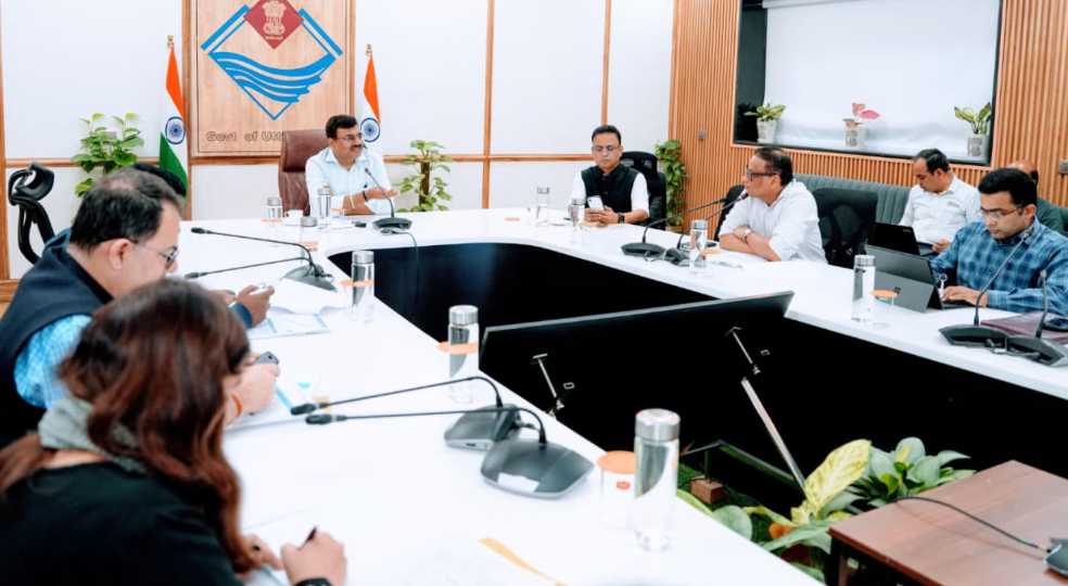 मुख्य सचिव श्री आनन्द बर्द्धन ने सोमवार को सचिवालय में राजस्व वृद्धि के सम्बन्ध में अधिकारियों के साथ बैठक ली।