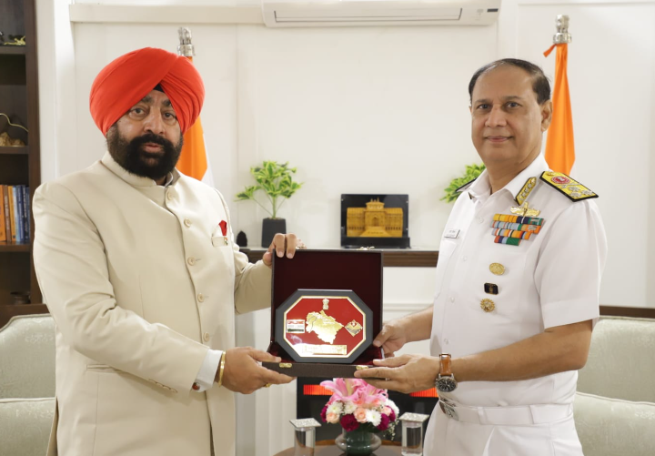 राज्यपाल लेफ्टिनेंट जनरल गुरमीत सिंह (से नि) से आज नई दिल्ली में भारतीय नौसेना के वाइस चीफ, वाइस एडमिरल अजय कोचर ने शिष्टाचार भेंट की।