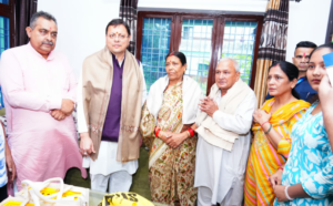 मुख्यमंत्री धामी ने 15 अगस्त की पूर्व संध्या पर शहीद अमित कुमार अणथ्वाल के परिजनों से की भेंट, किया सम्मानित