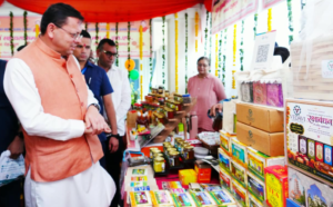 मुख्यमंत्री ने सशक्त बहना उत्सव के अंतर्गत स्वयं सहायता समूहों के स्टालों से खरीदे स्थानीय उत्पाद