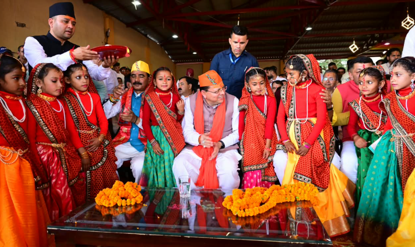 देवीधुरा में फलों-फूलों से बरसी बग्वाल, ऐतिहासिक पाषाण युद्ध के साक्षी बने लाखों श्रद्धालु