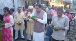 मुख्यमंत्री धामी ने ‘लोकल फॉर वोकल’ को दिया प्रोत्साहन, लोहियाहेड में पैदल पहुंचकर स्थानीय स्टॉल पर लिया टिकी का स्वाद