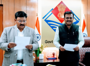मुख्य सचिव श्री आनन्द बर्द्धन ने बुधवार को सचिवालय में श्री दीपेन्द्र चौधरी को उत्तराखण्ड सेवा का अधिकार आयोग में आयुक्त पद के लिए पद की शपथ दिलाई।
