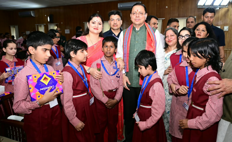 दिव्यांग बच्चों के बीच अपना जन्म दिवस मनाने पहुंचे मुख्यमंत्री श्री पुष्कर सिंह धामी