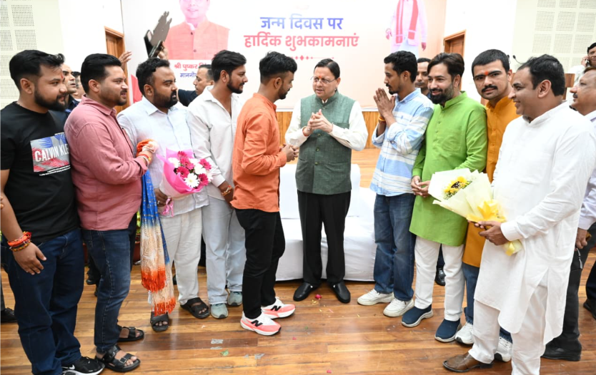 मुख्यमंत्री श्री पुष्कर सिंह धामी के जन्मदिवस पर मुख्यसेवक सदन में उमड़ा जनसैलाब, प्रदेशभर से पहुंचे लोगों ने दी जन्मदिन की बधाई