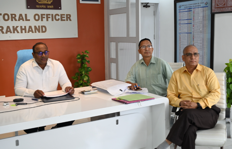 आगामी विधानसभा चुनावों के सम्बंध में सीईओ ने ली जिलाधिकारियों की बैठक