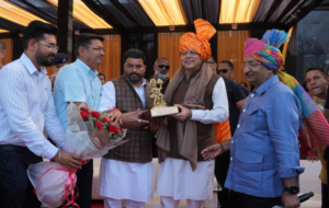 नमो क्रिकेट लीग में मुख्यमंत्री धामी ने खिलाड़ियों के साथ खेला क्रिकेट, बढ़ाया युवा खिलाड़ियों का उत्साह