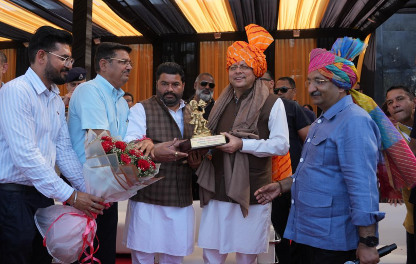नमो क्रिकेट लीग में मुख्यमंत्री धामी ने खिलाड़ियों के साथ खेला क्रिकेट, बढ़ाया युवा खिलाड़ियों का उत्साह