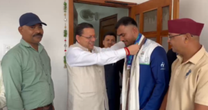 एशियन गेम्स में कांस्य पदक जीतने वाले बॉक्सर कपिल पोखरिया ने मुख्यमंत्री धामी से की भेंट