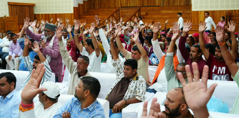 सीएम धामी ने मुख्य सेवक सदन में अनुसूचित जाति एवं अनुसूचित जनजाति समुदाय के लोगों से किया संवाद