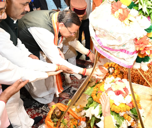 प्रधानमंत्री नरेंद्र मोदी के सार्वजनिक जीवन और राष्ट सेवा के के 25 वर्ष पूर्ण होने पर सीएम धामी ने उत्तरकाशी के काशी विश्वनाथ मंदिर में की विशेष पूजा
