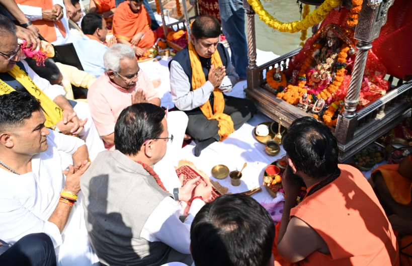प्रधानमंत्री श्री नरेन्द्र मोदी के सार्वजनिक सेवा के 25 वर्ष पूर्ण होने पर मुख्यमंत्री धामी ने मंत्रिमंडल के सहयोगियों के साथ हरकी पैड़ी पर किया गंगा पूजन एवं आरती